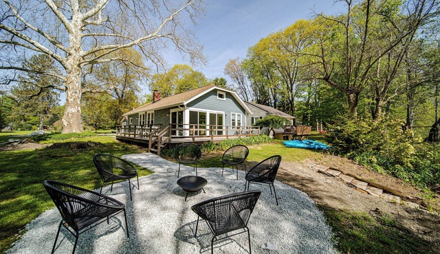Charming Riverfront Retreat – Wineries, Kayaking & GOTL