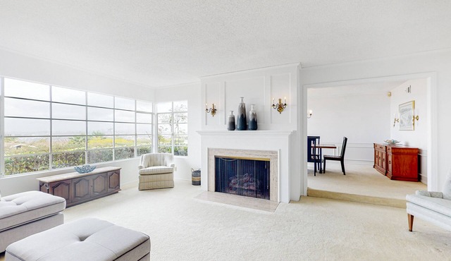 Charming stay with beautiful views, enclosed yard, fireplace, and private W/D