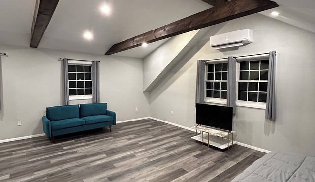 Charming studio in tranquil North Salem with WiFi.