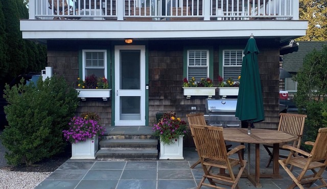 Charming Two-Story Retreat in Southampton Village walk to town, beach and train.