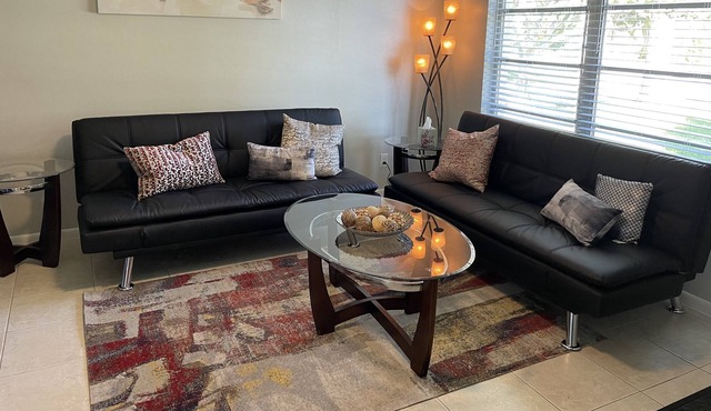 CHARMING, UPDATED, PROFESSIONALLY DECORATED RETREAT CLOSE TO BEACH, SLEEPS 6