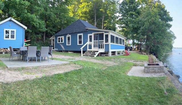 Charming water-front cottage & guest house comfortably sleeps 8 with WiFi, AC