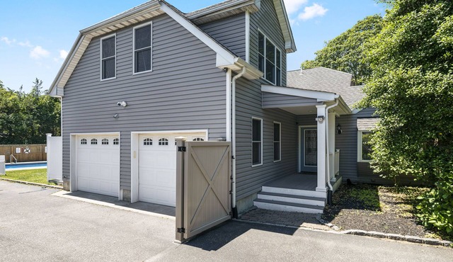 Cheerful 6-bedroom residential home with pool and jacuzzi. Short walk to the bay