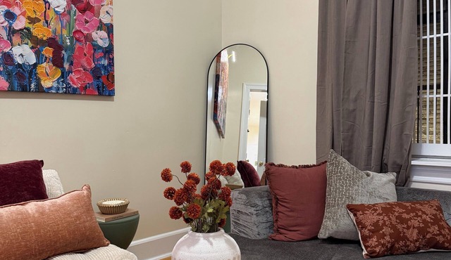 Chic 1BR apt in the Heart of Harlem near everything. Comfy and convenient!