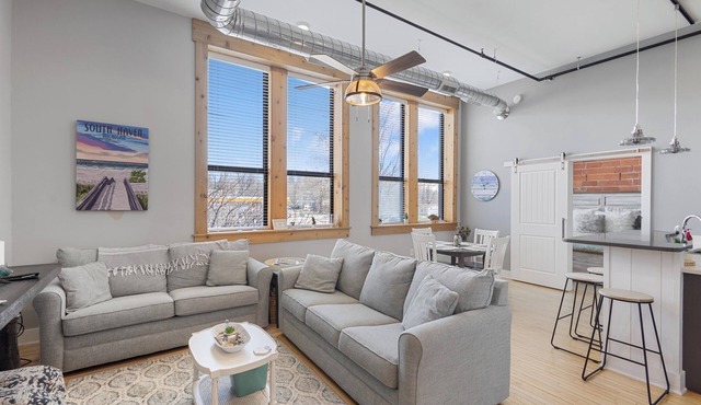 Chic Downtown Loft with pool, hot tub, gym, theatre, king bed, walk to town