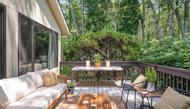 Chic East Hampton Hideaway with Deck, Community Pool & Tennis
