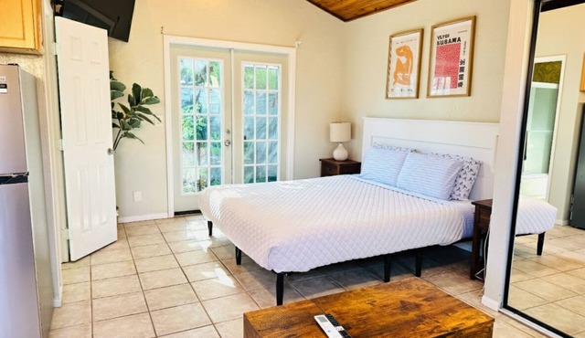 Chic & Spacious Studio by the Beach Prime La Jolla Spot Sleeps 4!