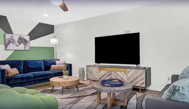 Chic Townhome Private Pool Sleeps 8+