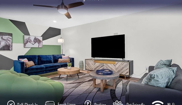 Chic Townhome Private Pool Sleeps 8+