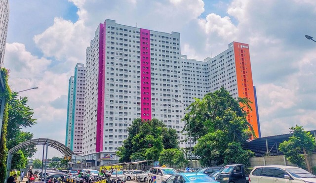 Classic And Restful Studio Room At Apartment Green Pramuka City