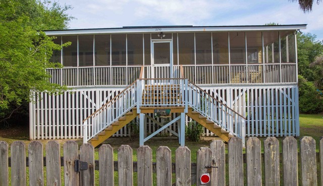 Classic Style Sullivan's Island house - Very Charming! 1 block to beach & walk to fabulous dining!