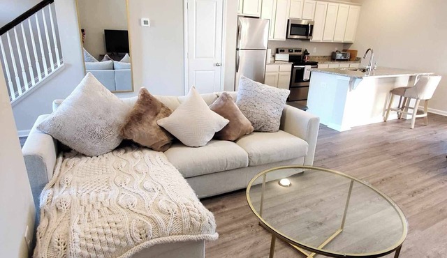 Clean and comfortable townhome with parking in Columbia