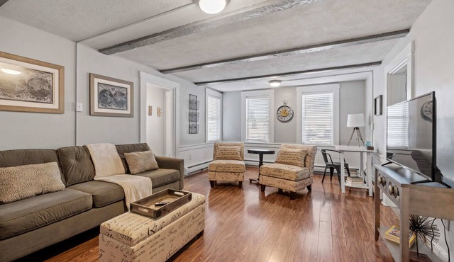 Close to Downtown Exeter-1st Flr 1 Bed+ Office