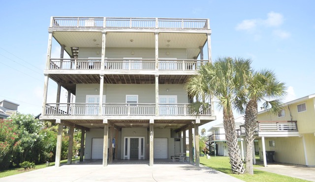 Close to the beach. Spacious & bright with gorgeous views from 3rd decks.