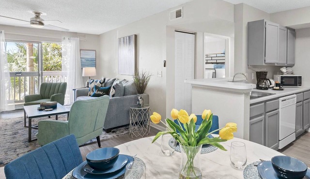 COASTAL CHARMER, Great Value, Clean, Walk 2 Beach, Pool, Fitness Center