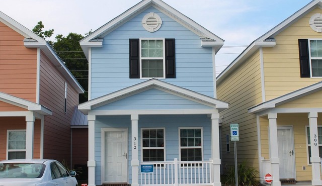Comfortable and Clean Townhouse, One Block From beach