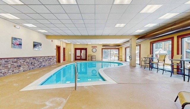 Comfortable condo with fireplace, pool, and sauna access - near slopes