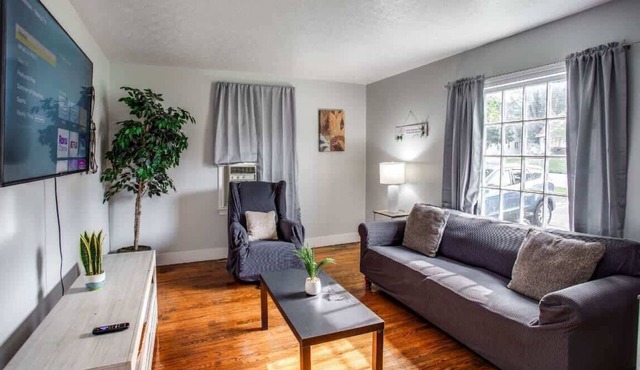 Comfortable Home Close to Everything