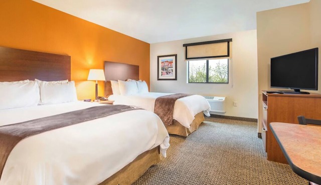 Comfortable Room with Full Kitchen and Parking!