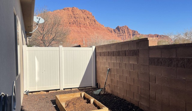 Comfy Modern large townhome. Bring pets.