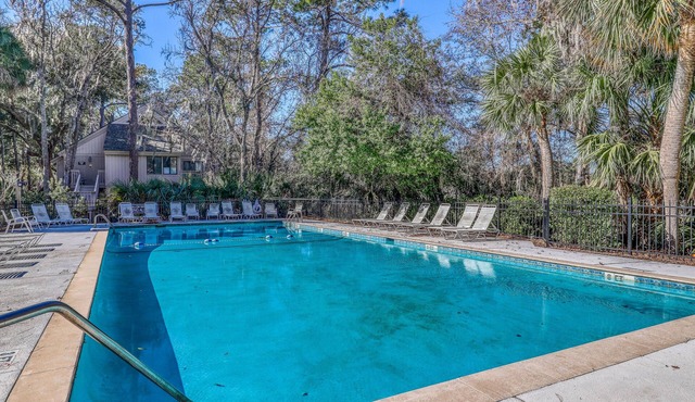 Comfy villa with lagoon views/ shared pool access super-close to the beach