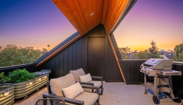 Contemporary bi-level unit w/private roof deck