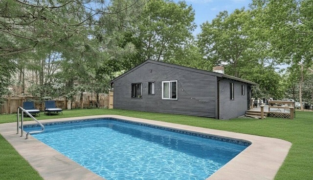 Contemporary East Hampton Retreat, Private Heated Pool, Great for Quiet.