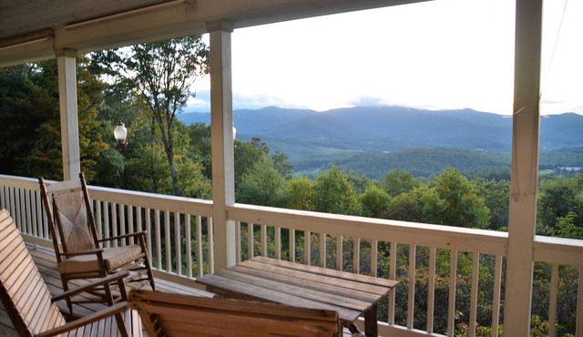 Continental Divide Retreat: Million-Dollar Views Spacious Decks & Modern Comfort