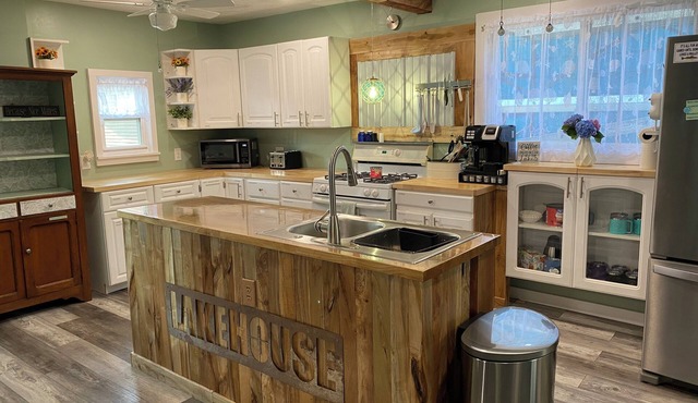 Cool 4-bedroom house with AC in charming Ashtabula