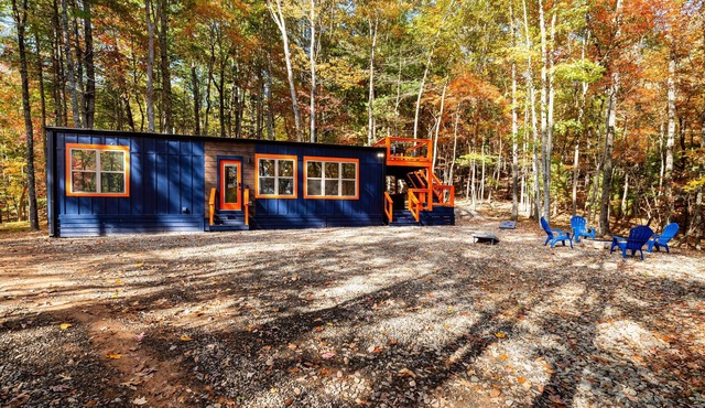 Couples! Bigfoot Tiny Home, Hot Tub, Firepit, Roof top deck! New cozy cabin