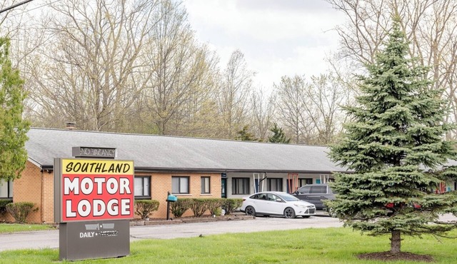 Cozy 1BR Apt | AC and Parking | Brownstown