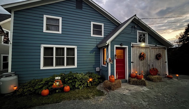 Cozy 3 bedroom 2 bath home close to hiking, biking, and Stowe!
