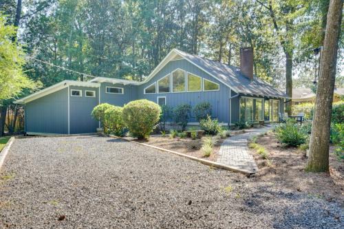 Cozy Abode w/Yard ~ 1 Mi to Dtwn Summerville