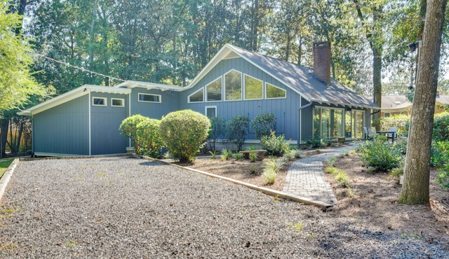 Cozy Abode w/Yard ~ 1 Mi to Dtwn Summerville