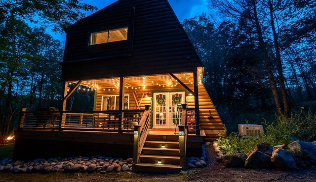 Cozy Cabin w/hot tub, 2 mi from Lake George, 24 acres, fireplace