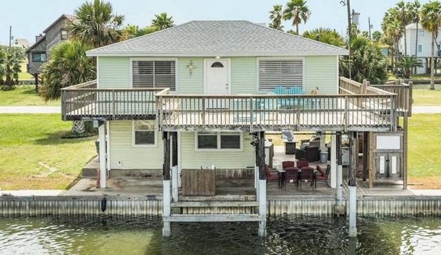 Cozy Coastal Waterfront Cottage