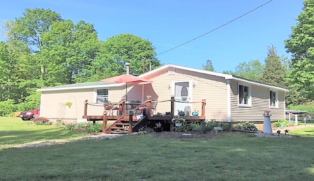 Cozy Cottage-Huge Yard -Walk to Beach, Close to Bike Path-Family Fun!-Sleeps 7 !