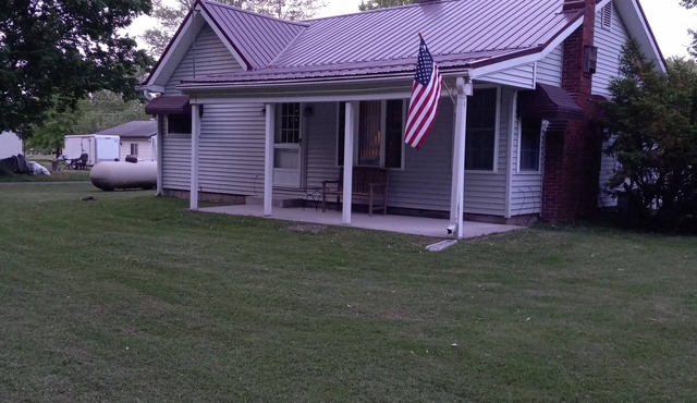 Cozy cottage across the street from Pymatuning lake