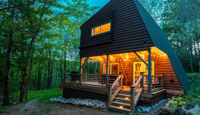COZY CUB CABIN Brookside Lake George, Hot Tub, 24 acres w/Brook