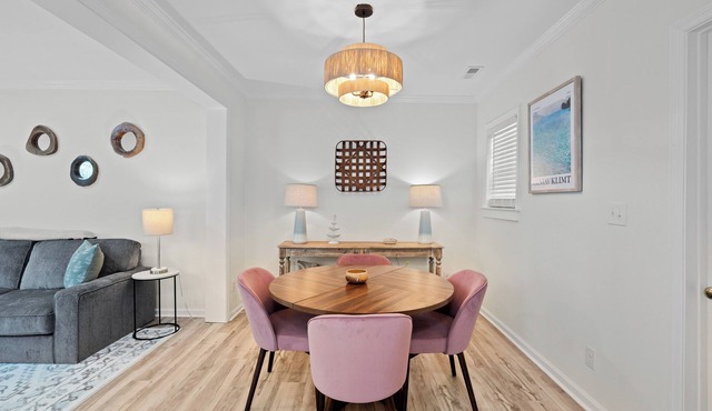 Cozy Downtown Boho Retreat - Sleeps 10!
