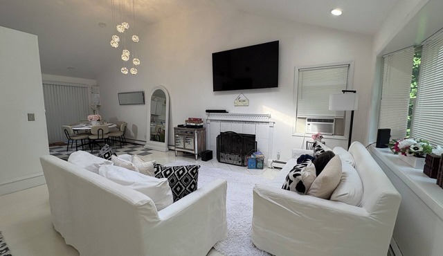 Cozy Hamptons Escape 3BR Minutes From Beach!