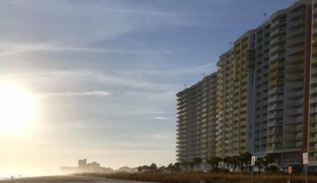 Cozy King Studio – right on the Beach, Sleeps 4