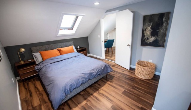 Cozy Loft steps from VT Downtown