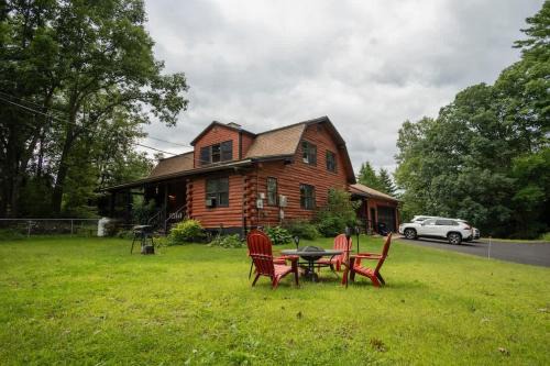 Cozy Log Cabin- W Fireplace
