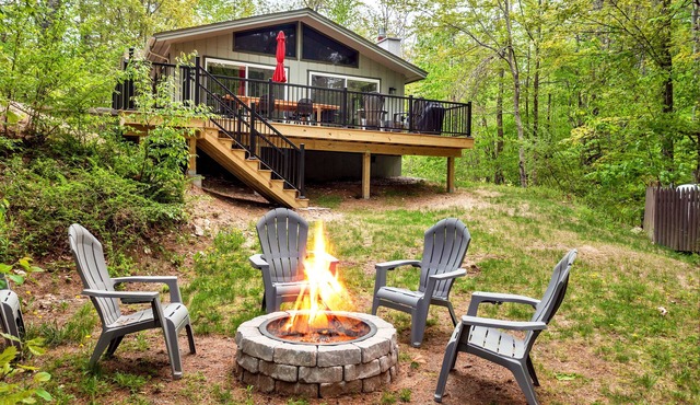 Cozy, Pet-Friendly Escape Near Lake & Mountains
