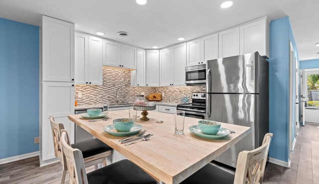 Cozy Pool side Condo, 5 min from the beach!