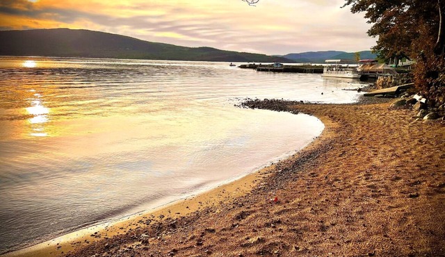Cozy Studio Cottage with shared private beach on Newfound Lake