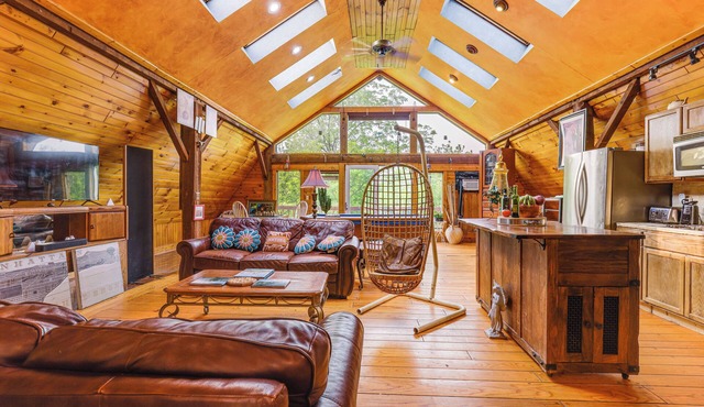 Creativity Nook: Rustic Studio 2 Mi to Owasco Lake