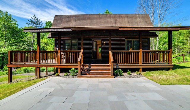Creekside Cabin in Bainbridge w/Wraparound Deck!