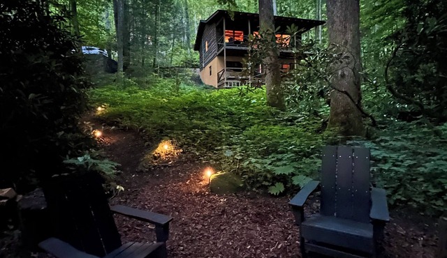 Creekside,firepit,wood stove,family&dog friendly,covered deck dining